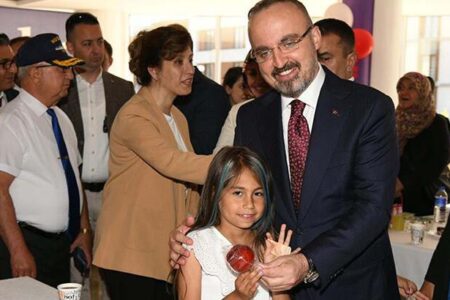 Der stellvertretende Innenminister Turan feierte mit den Erdbebenopfern