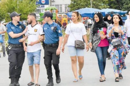 Ein tunesischer Einwanderer, der bei der Kontrolle die Polizei nach seiner Adresse fragte, wurde festgenommen und wird abgeschoben