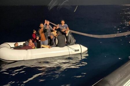 16 illegale Einwanderer, die von griechischen Elementen dem Tod überlassen wurden, wurden gerettet
