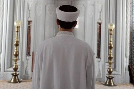 Beschlagnahmung der Dorfbewohner durch den Imam, der sie dazu zwang, leere Schuldscheine zu unterschreiben und ihnen Geld zu leihen