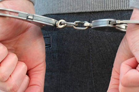 Drei Verdächtige aus fünf verschiedenen Fällen von Diebstahl und Autodiebstahl wurden festgenommen