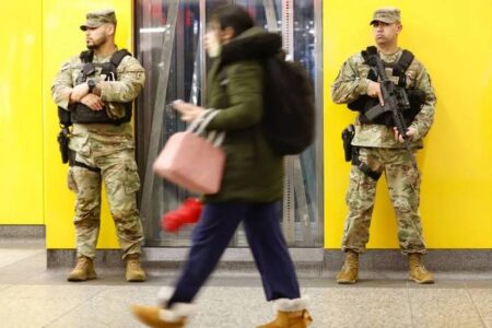 New Yorker werden durch die aus Sicherheitsgründen in den U-Bahnen stationierten Soldaten belästigt