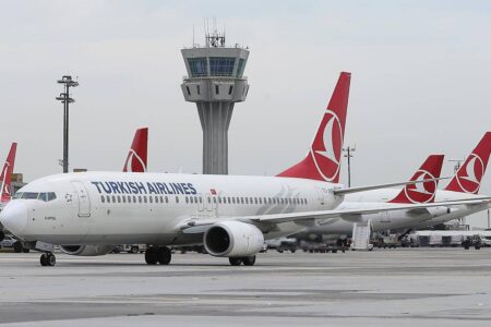 Das Cockpitfenster Ihres Flugzeugs explodierte, es führte eine Notlandung durch