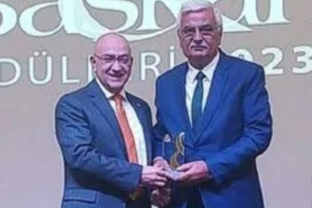 Der AKP-Chef erhielt eine Belohnung in bar und überließ die Zahlung der Partei