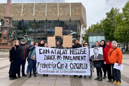 Klage für Can Atalay in Leipzig: Die Justiz darf nicht ins Parlament, wo Can nicht reinkommt