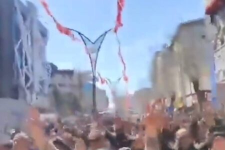 Selahattin Demirtaşs Presseberater Karavil: Die Polizei warf Tränengasbomben auf die Menschen, wo Parteifunktionäre in Van blockiert wurden